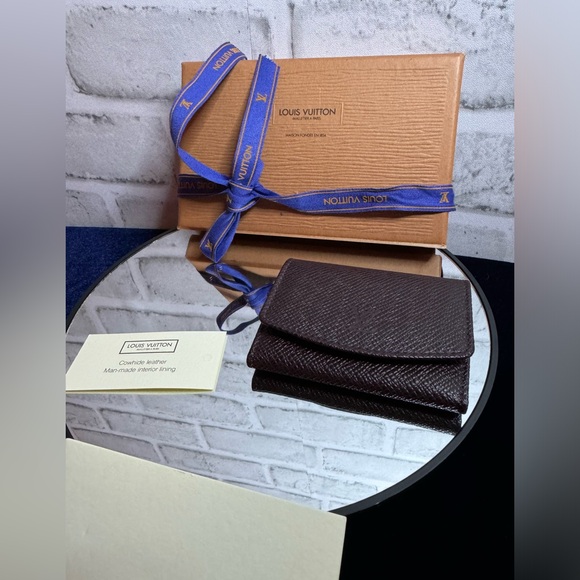 LOUIS VUITTON BORDEAUX COWHIDE LEATHER CUFFLINK POUCH IN UNUSED
AS NEW CONDITION - Picture 9 of 12